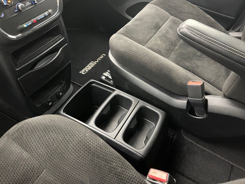 Used 2016 Dodge Grand Caravan SE FWD image 24