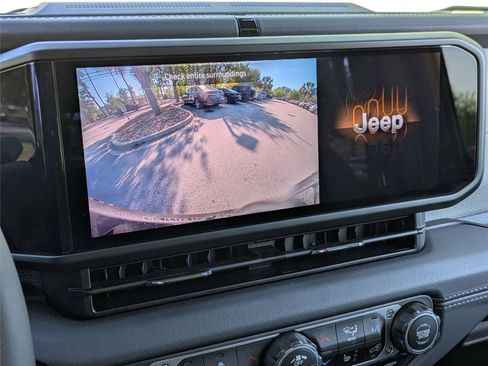 Used 2025 Jeep Wrangler Sahara image 23