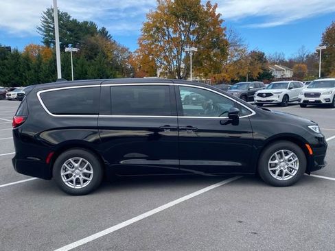 New 2026 Chrysler Pacifica Select image 9