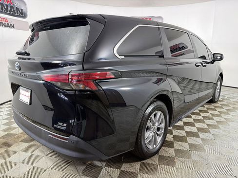 Used 2022 Toyota Sienna XLE FWD image 4