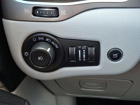 Certified 2021 Jeep Cherokee Latitude Lux w/ Sun & Sound Group image 27