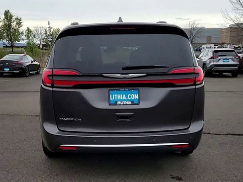 Used 2022 Chrysler Pacifica Touring-L image 7