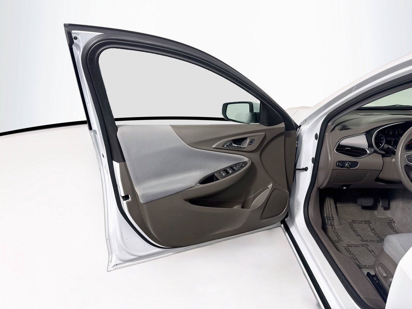 Used 2025 Chevrolet Malibu LT FWD image 9