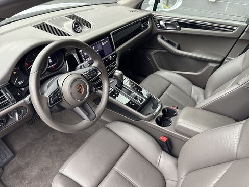 Certified 2025 Porsche Macan image 4