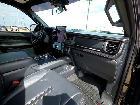 Used 2023 Ford Expedition Platinum image 14