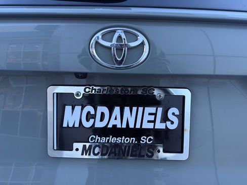 Used 2022 Toyota RAV4 XLE Premium image 5