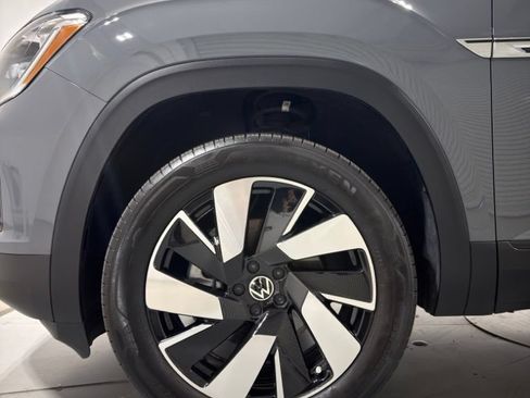 Used 2025 Volkswagen Atlas Cross Sport SE FWD image 3