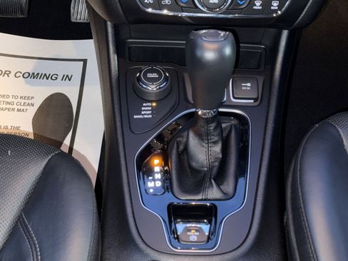 Used 2020 Jeep Cherokee Limited image 21