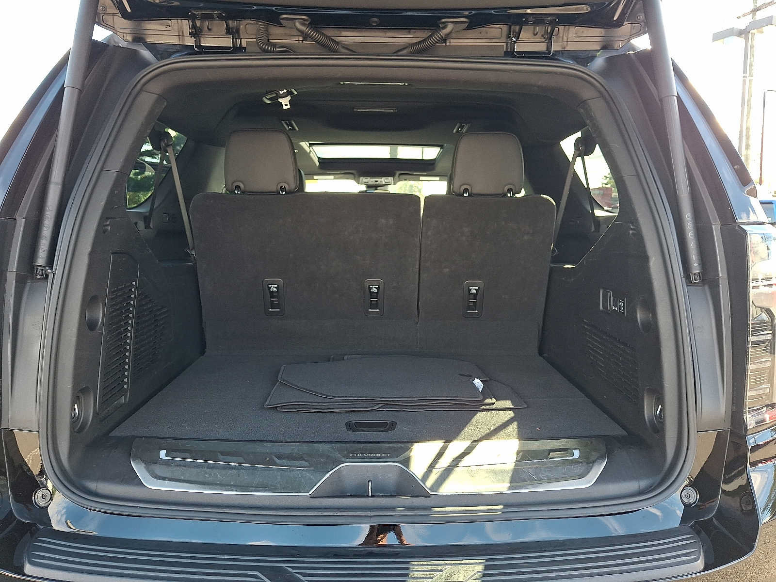 Certified 2025 Chevrolet Suburban Premier w/ Sun And Tow Package AWD/4WD image 29