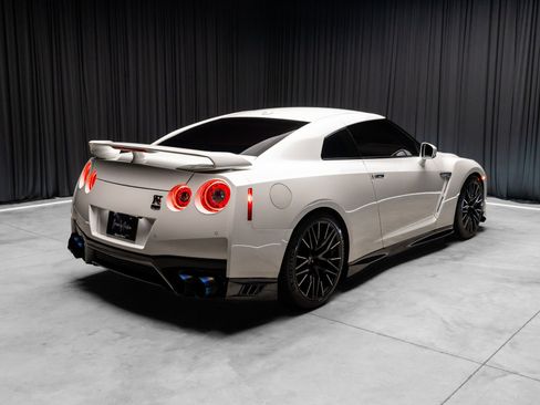 Used 2020 Nissan GT-R Premium AWD/4WD image 2