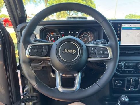 Used 2025 Jeep Wrangler Unlimited Sahara AWD/4WD image 27