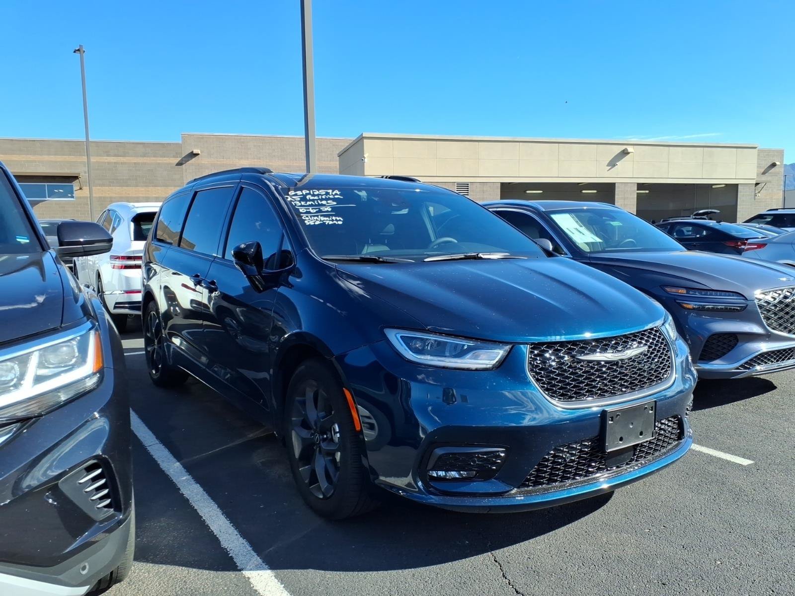 Used 2025 Chrysler Pacifica Limited FWD image 2