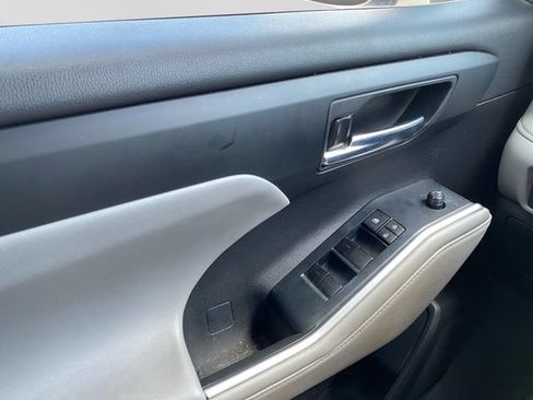 Used 2023 Toyota Highlander XLE FWD image 11