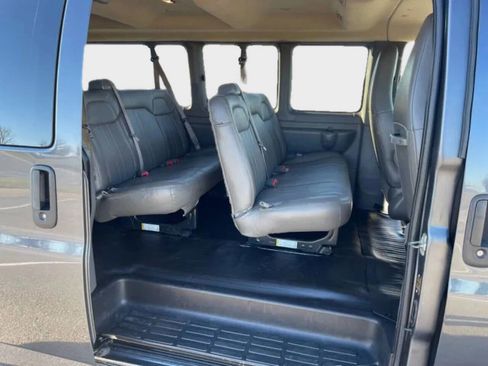 Used 2017 Chevrolet Express 3500 LS image 10