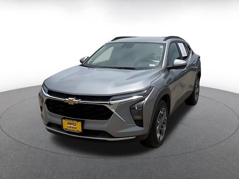 Used 2025 Chevrolet Trax LT FWD image 7