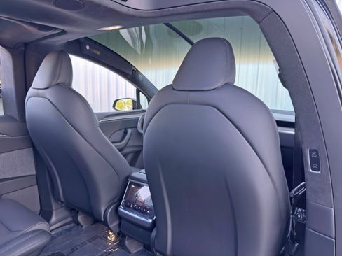 Used 2022 Tesla Model X image 38