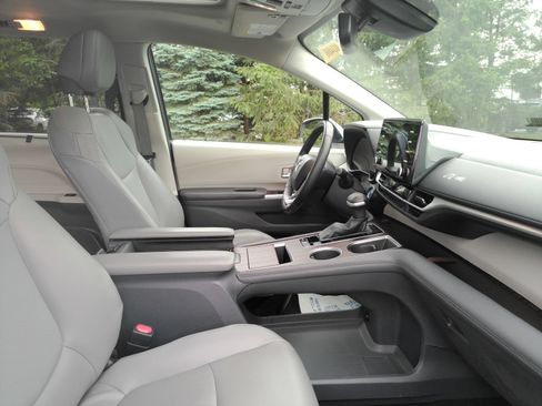 Used 2022 Toyota Sienna XLE AWD/4WD image 17