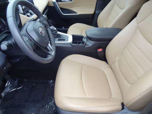 Used 2023 Toyota RAV4 XLE Premium image 6