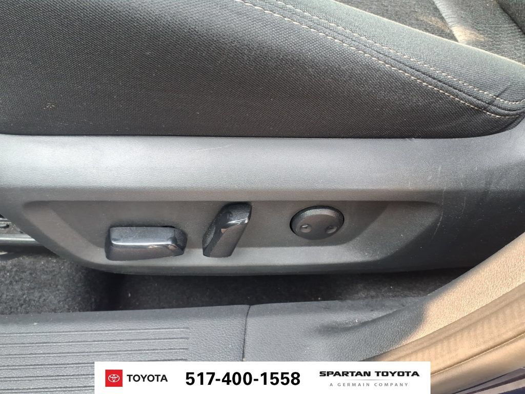 Used 2024 Nissan Rogue SV AWD/4WD image 16