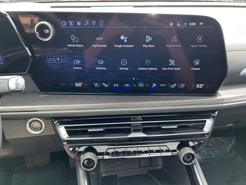 Used 2025 Chevrolet Traverse High Country FWD image 32