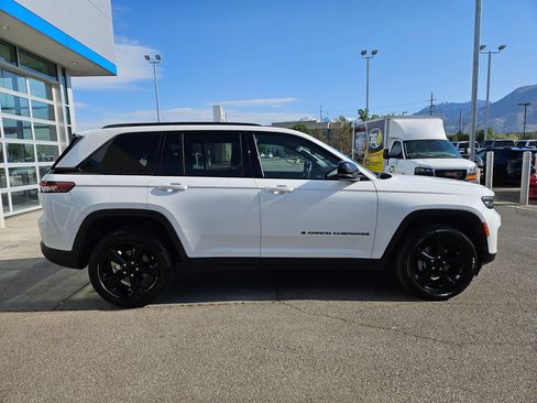 Used 2023 Jeep Grand Cherokee Altitude AWD/4WD image 2