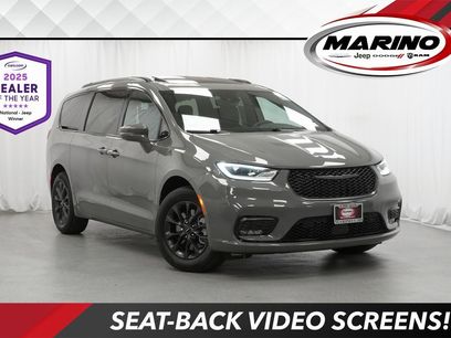 Certified 2022 Chrysler Pacifica Touring-L w/ Uconnect Theater Family Group