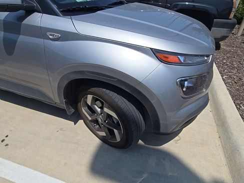 Used 2025 Hyundai Venue SEL FWD image 4