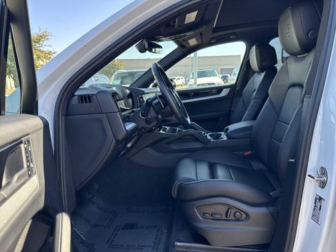 Used 2025 Porsche Cayenne image 2