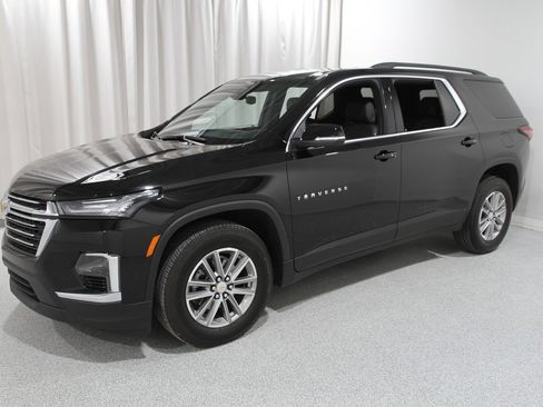 Used 2023 Chevrolet Traverse LT image 3