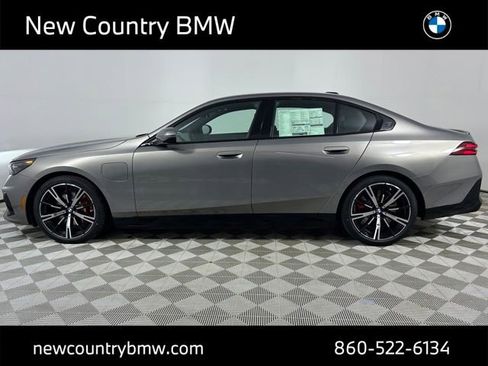 New 2026 BMW 550e xDrive w/ Premium Package image 4