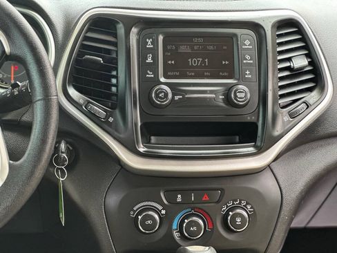 Used 2017 Jeep Cherokee Sport FWD image 8