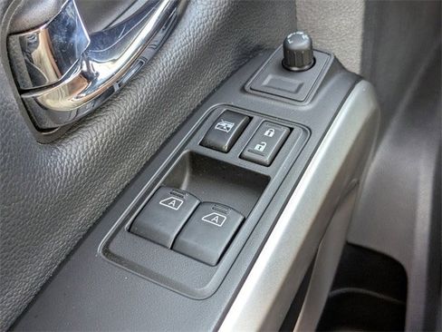 Used 2018 Nissan Titan SV w/ SV Convenience Package image 26