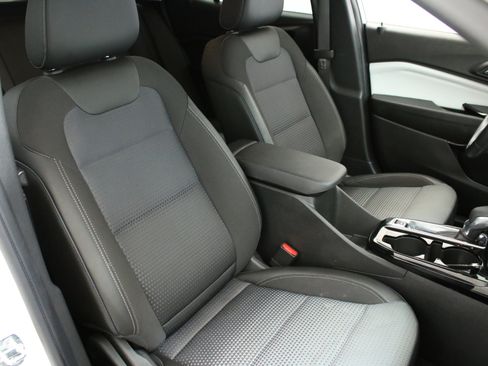 Used 2024 Chevrolet Trax LT w/ LT Convenience Package FWD image 4
