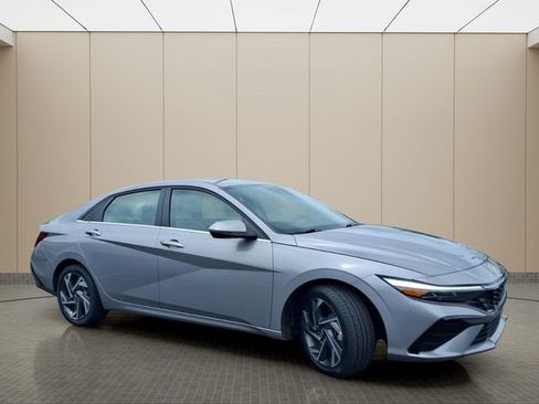 Used 2025 Hyundai Elantra Limited FWD image 5