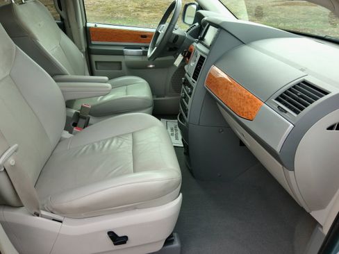 Used 2010 Chrysler Town & Country Limited w/ Entertainment Group #3 image 19