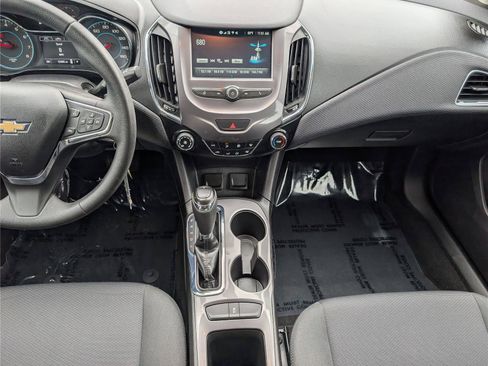 Used 2018 Chevrolet Cruze LT FWD image 18