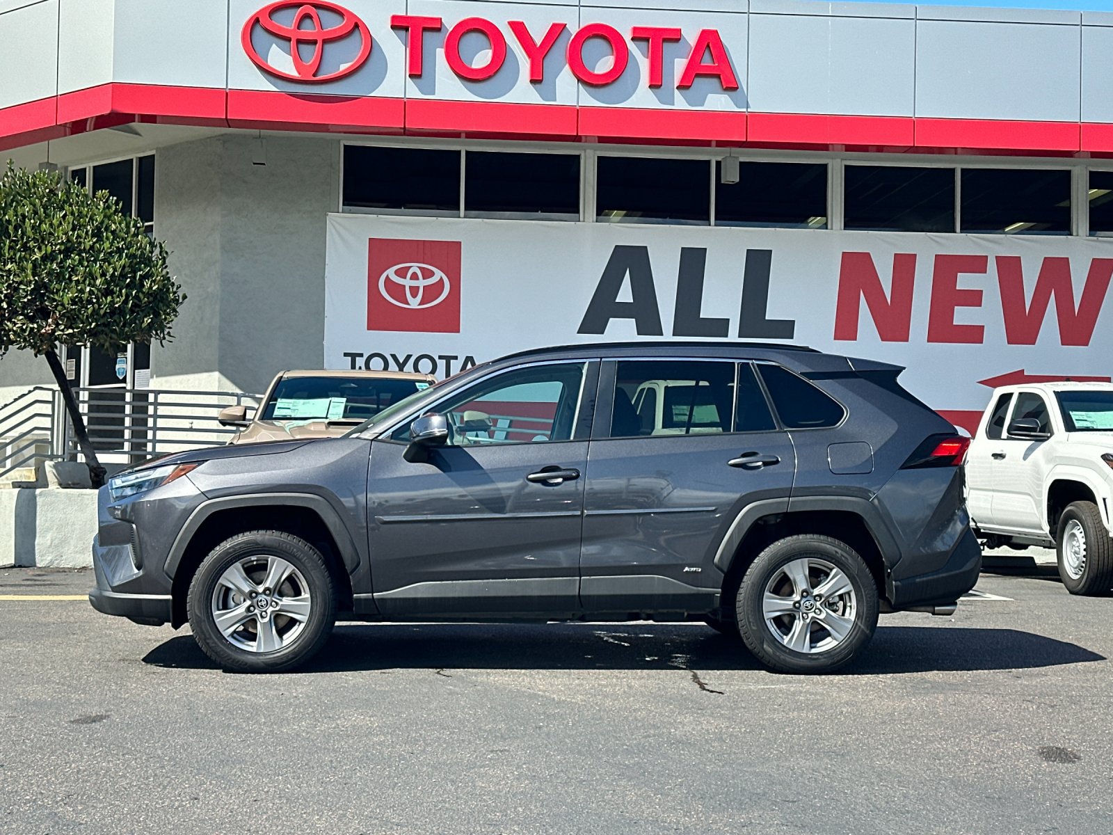 Used 2024 Toyota RAV4 LE AWD/4WD image 2