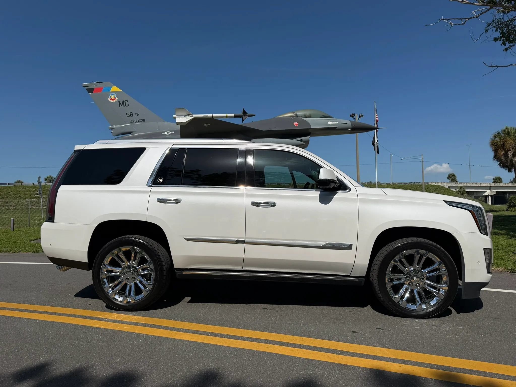 Used 2018 Cadillac Escalade Premium Luxury w/ LPO, Radiant Package RWD image 1