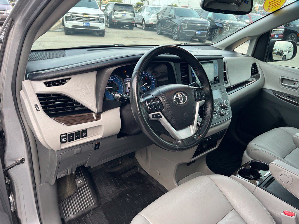 Used 2017 Toyota Sienna FWD image 16