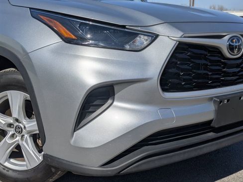 Used 2023 Toyota Highlander L image 2