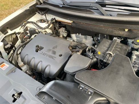 Used 2018 Mitsubishi Outlander SEL image 32