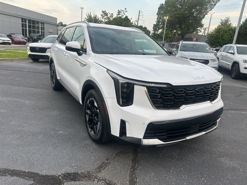 Used 2024 Kia Sorento S image 4