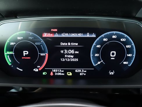 Used 2024 Audi Q8 e-tron Premium Plus image 19