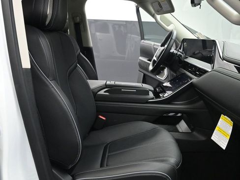 Used 2025 INFINITI QX80 Sensory image 16