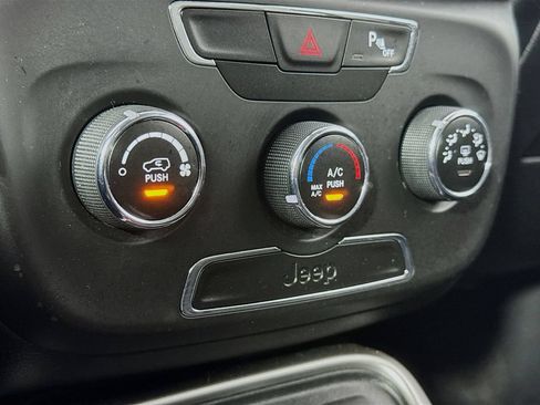 Used 2018 Jeep Compass Latitude w/ Safe & Security Group FWD image 18