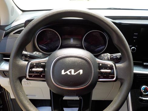 Used 2022 Kia Carnival LX FWD image 14