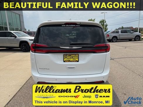 Used 2022 Chrysler Pacifica Touring-L image 7