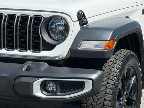 Used 2024 Jeep Gladiator Sport AWD/4WD image 10