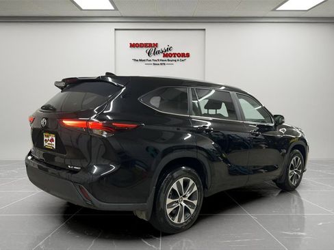 Used 2024 Toyota Highlander XLE image 7