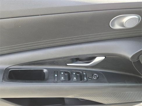 Used 2021 Hyundai Elantra SEL image 24